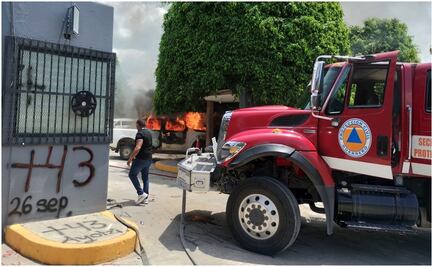 En el marco del 10 Aniversario de desaparición de los 43 normalistas de Ayotzinapa, estudiantes queman autos en Congreso de Guerrero
