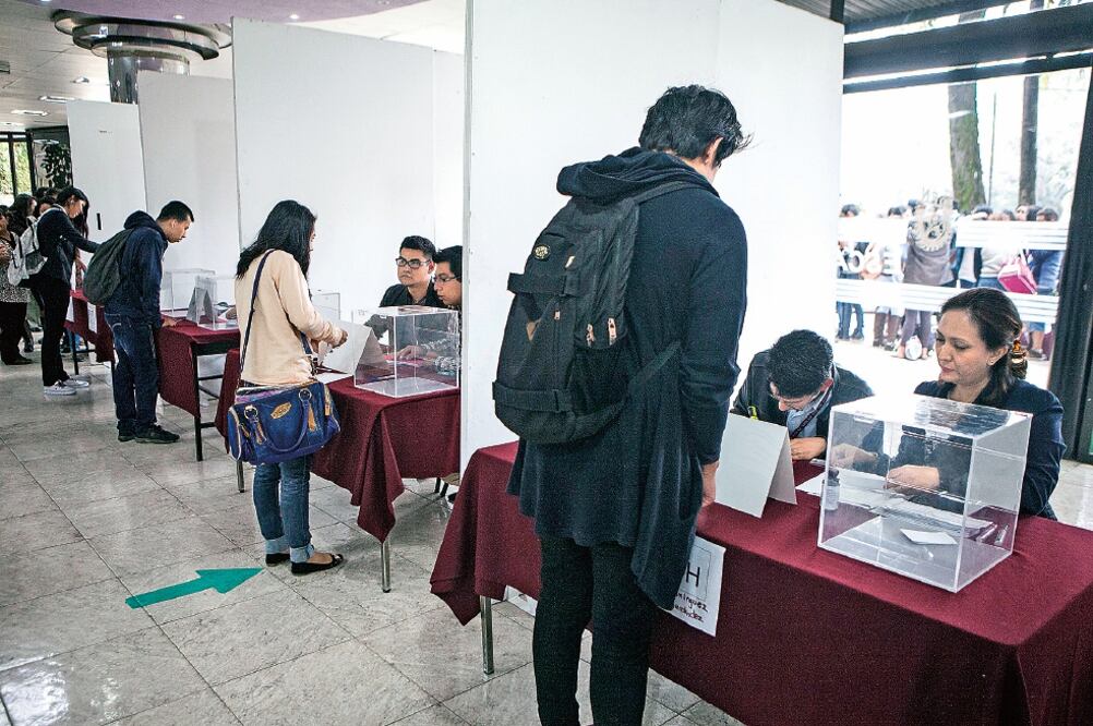 Cientos de estudiantes del Instituto Politécnico Nacional votaron por el paro de labores, luego de realizar asambleas en los diferentes planteles (CRISTOPHER ROGEL BLANQUET. EL UNIVERSAL)