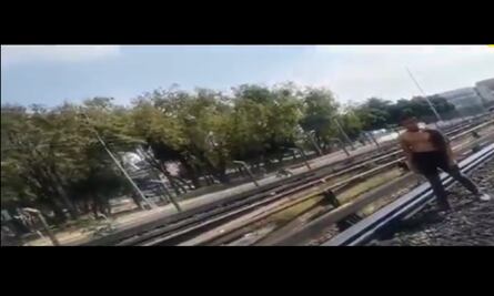 Video. Hombre presuntamente bajo efectos de "sustancias" desciende a las vías del Metro