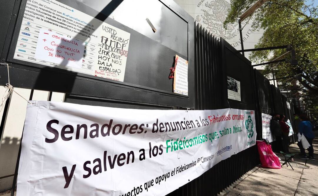 Protestas en el Senado durante la discusión sobre su extinción (Foto: Berenice Fregoso / EL UNIVERSAL)