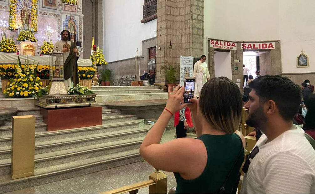 Un centenar de creyentes a San Judas Tadeo se dieron cita en el templo de San Hipólito en la colonia Guerrero alcaldía Cuauhtémoc. Foto: Juan Carlos Williams y Luis Camacho / EL UNIVERSAL