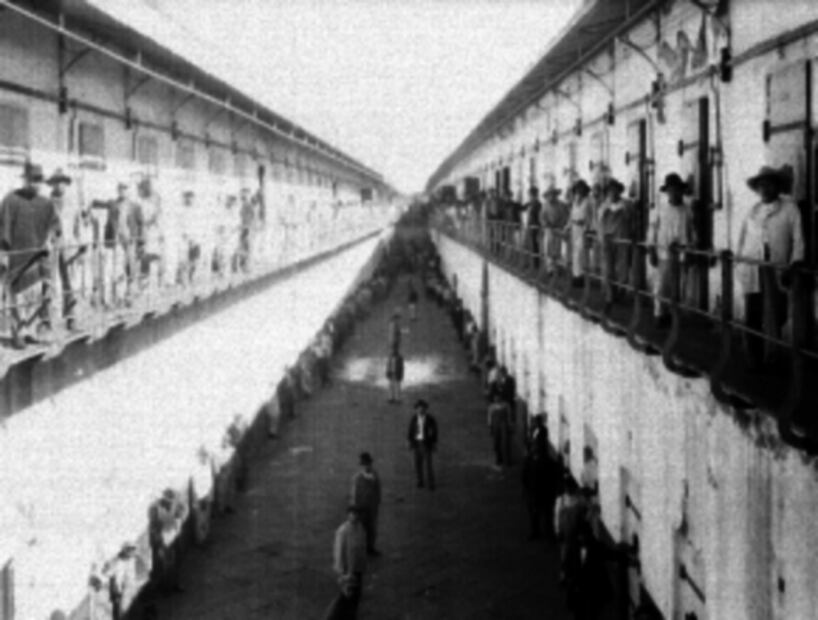 La historia de la crujía j y el término que aún se usa para discriminar