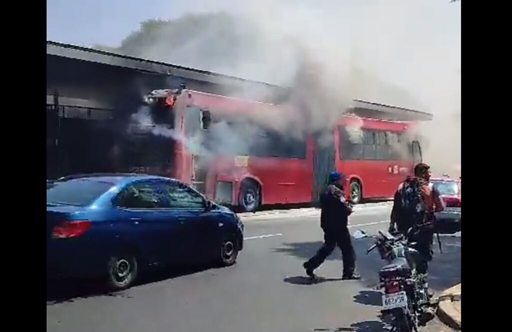 VIDEO: Se incendia camión del Metrobús en la estación UPIICSA. FOTO: tomada de Twitter/EL UNIVERSAL/
