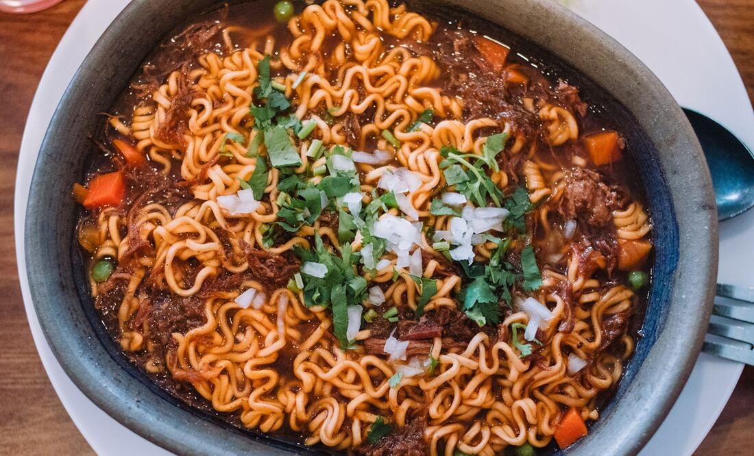 ¿Dónde comer Birriamen en CDMX? Foto: iStock