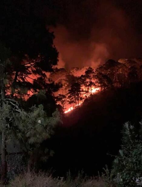 Arde Cerro de la Cruz en Uruapan, Michoacán