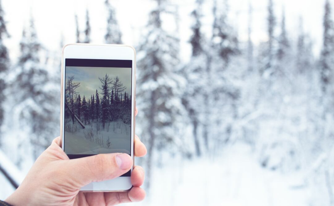 Si estás en un clima muy frío, utiliza tu teléfono por periodos muy breves y guárdalo en un bolsillo, cerca de tu cuerpo. (Foto: iStock)