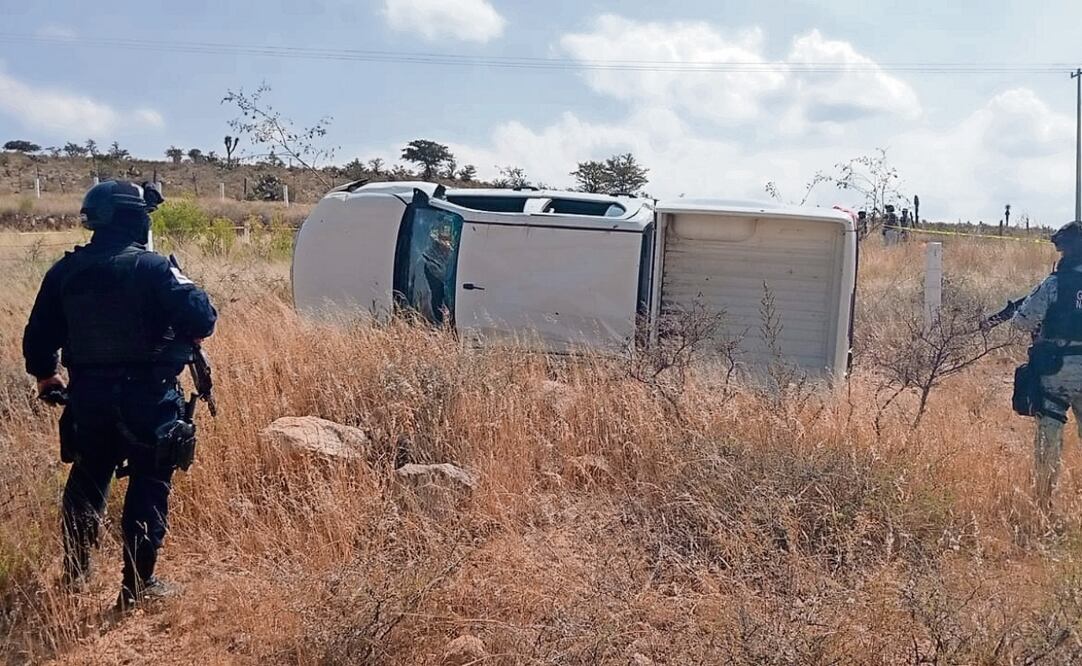 Elementos de seguridad custodian el auto que fue emboscado el sábado en la carretera Jerez-Fresnillo. Foto: Especial