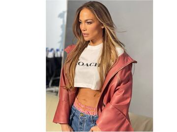 Jennifer Lopez y otras famosas reviven la moda de mostrar la ropa interior como parte del look