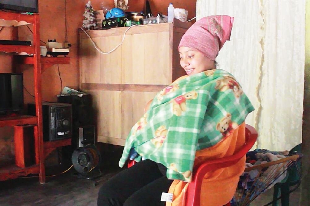 Karen Paola Moreno, de 17 años de edad, hace unos días tuvo a su primer hijo y, pese a haber contraído zika, el recién nacido fue declarado “clínicamente sano” (FLOR CORDERO. EL UNIVERSAL)