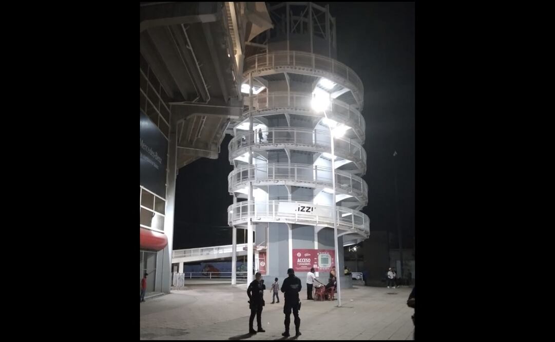 Los futuros oficiales escalaron la Torre 2 por la parte exterior del estadio para llegar a la zona de los palcos, debido a que el acceso a esa zona estaba cerrado. Foto: Especial
