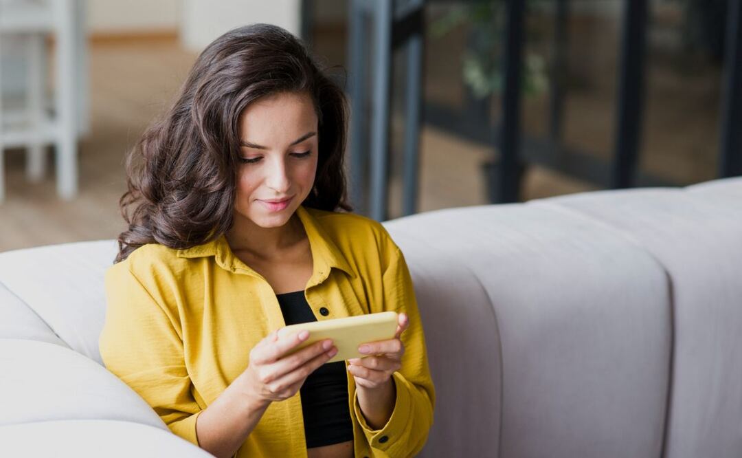 Así debes tomar el celular con las manos. Foto: Freepik