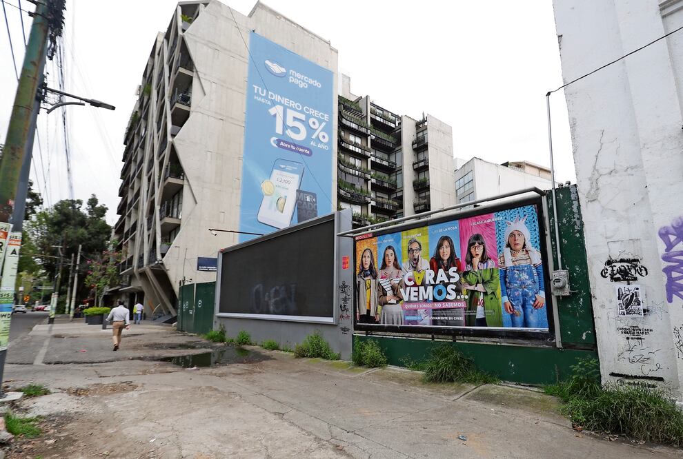 La jefa de Gobierno de la CDMX, Clara Brugada, anunció la creación de un memorial en el predio de Álvaro Obregón 286, en la colonia Roma, en donde perdieron la vida 49 personas. Foto: de Gabriel Pano. El Universal