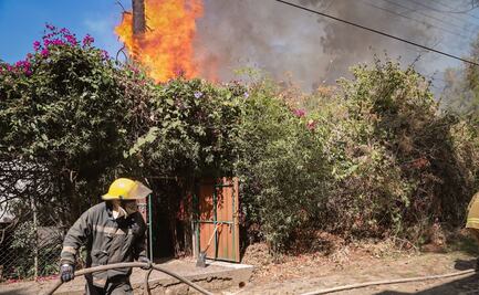 Rescatan a personas de la tercera edad en riesgo por incendio forestal en Morelos