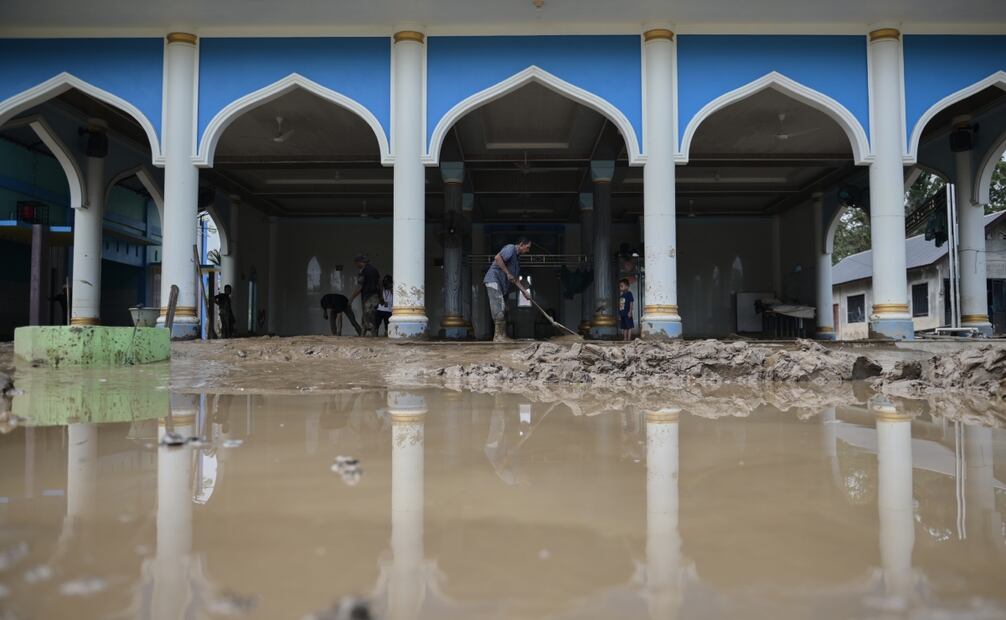 La gente limpia el barro de una mezquita en un pueblo afectado por las inundaciones en Pidie Jaya, provincia de Aceh, Indonesia, el miércoles 3 de diciembre de 2025. Foto: AP