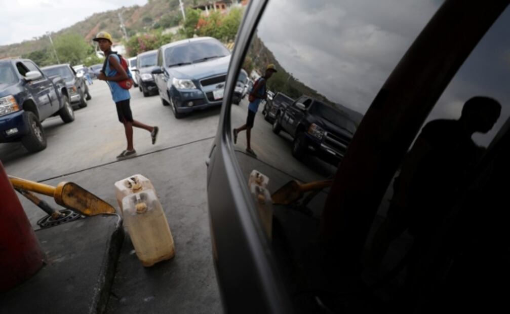 Venezolanos esperan hasta 24 horas en filas para cargar combustible