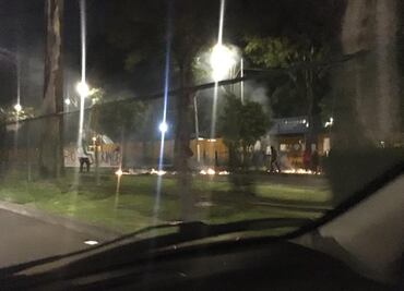 Encapuchados queman llantas afuera del CCH Azcapotzalco