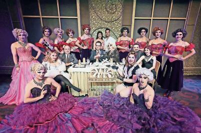 Fiesta en La jaula con sus cuates