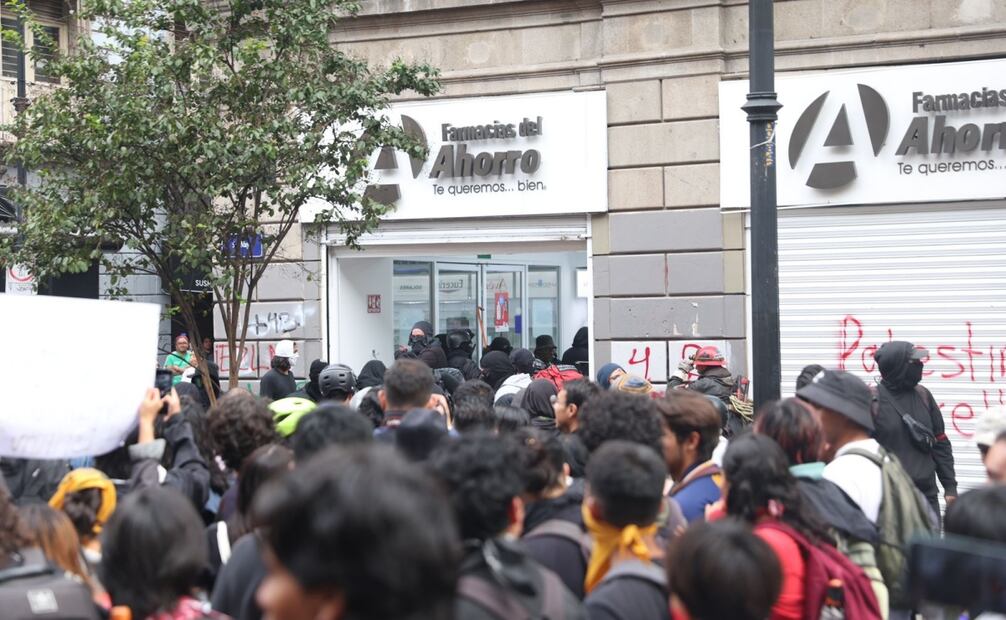 Bloque negro realiza afectaciones y saqueos en la marcha 2 de Octubre. Foto: Iván Montaño/EL UNIVERSAL