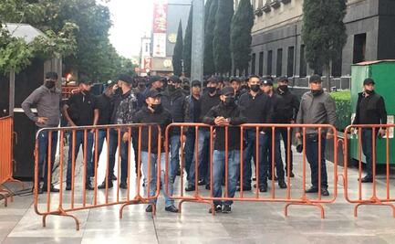 Arriban militares y sus familiares a zona VIP frente a Palacio Nacional