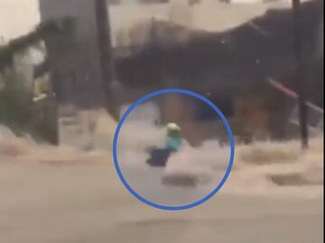 ¡Y se marchó! Motociclista es arrastrado por corriente tras inundación en Cuernavaca: VIDEO