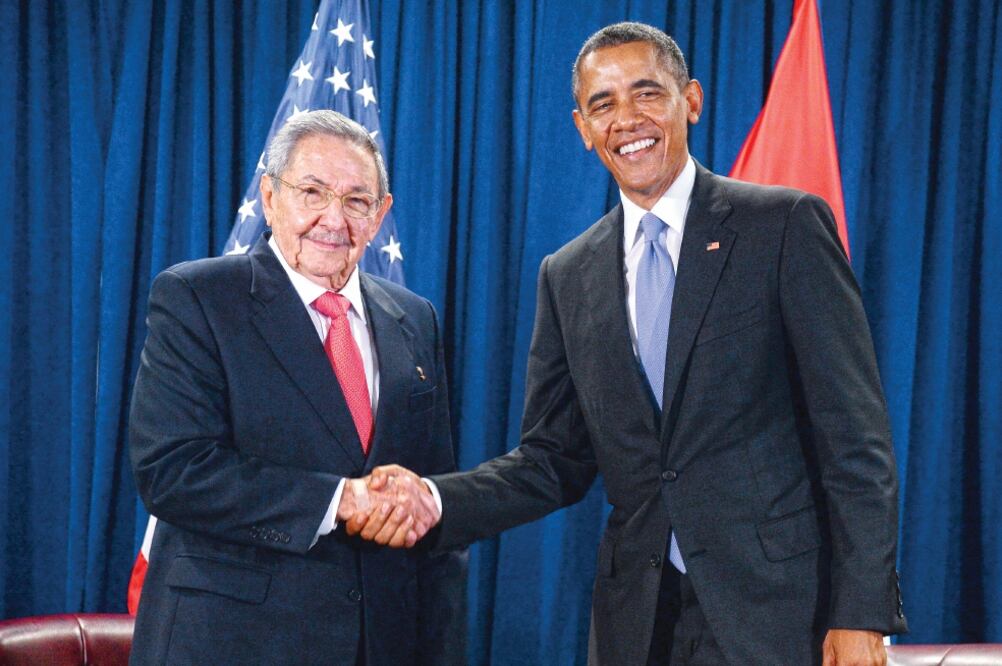 El presidente de Estados Unidos, Barack Obama (der.), estrecha la mano de su homólogo de Cuba, Raúl Castro, en la sede de la ONU, en Nueva York (ANTHONY BEHAR. XINHUA)