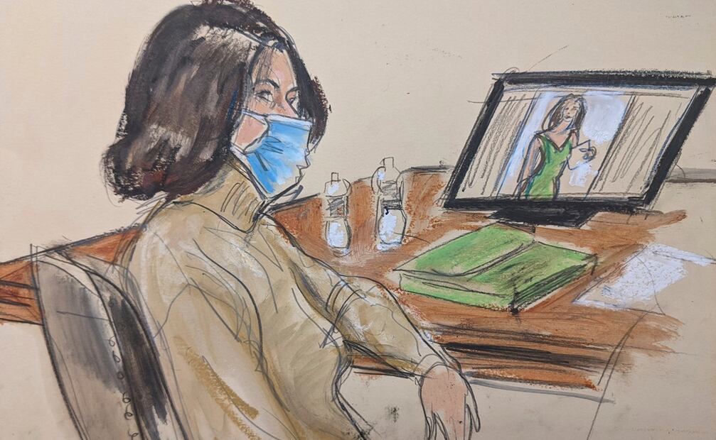 Ghislaine Maxwell, sentada en la mesa de la defensa mientras observa el testimonio de los testigos durante su juicio. Foto: Archivo/AP