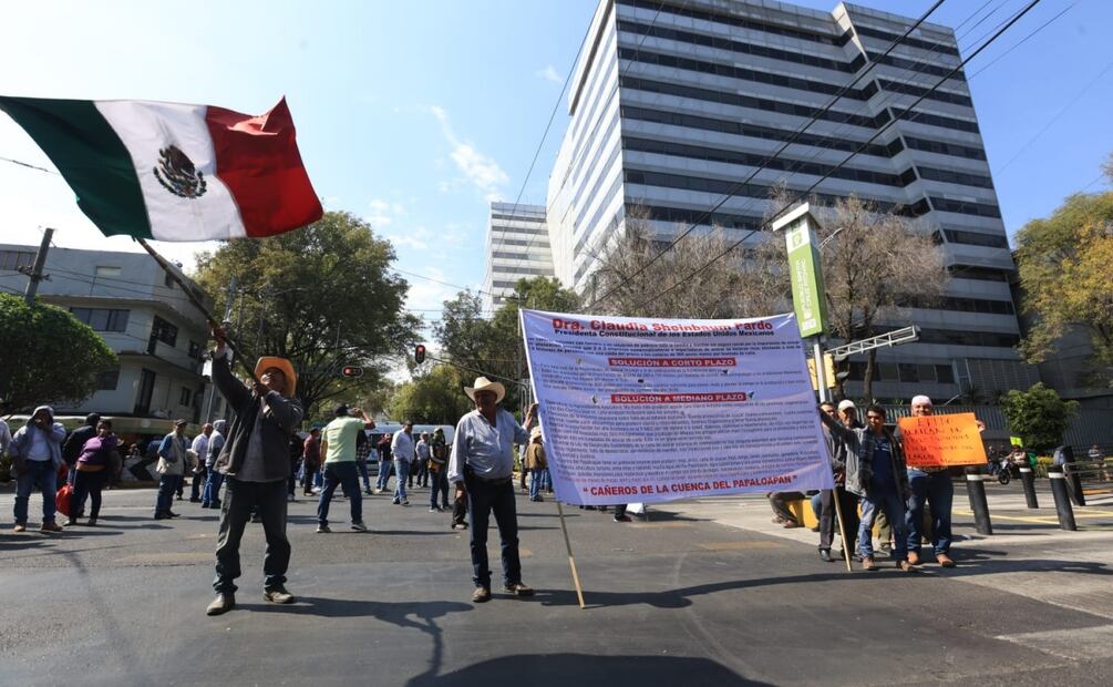 Cañeros de diversos estados se manifiestan cerrando los cruces de las avenidas Eje 7 Sur Municipio Libre y Av. Cuauhtémoc en la colonia Santa Cruz Atoyac en la alcaldía Benito Juárez (11/11/2025). Foto: Francisco Rodríguez / EL UNIVERSAL