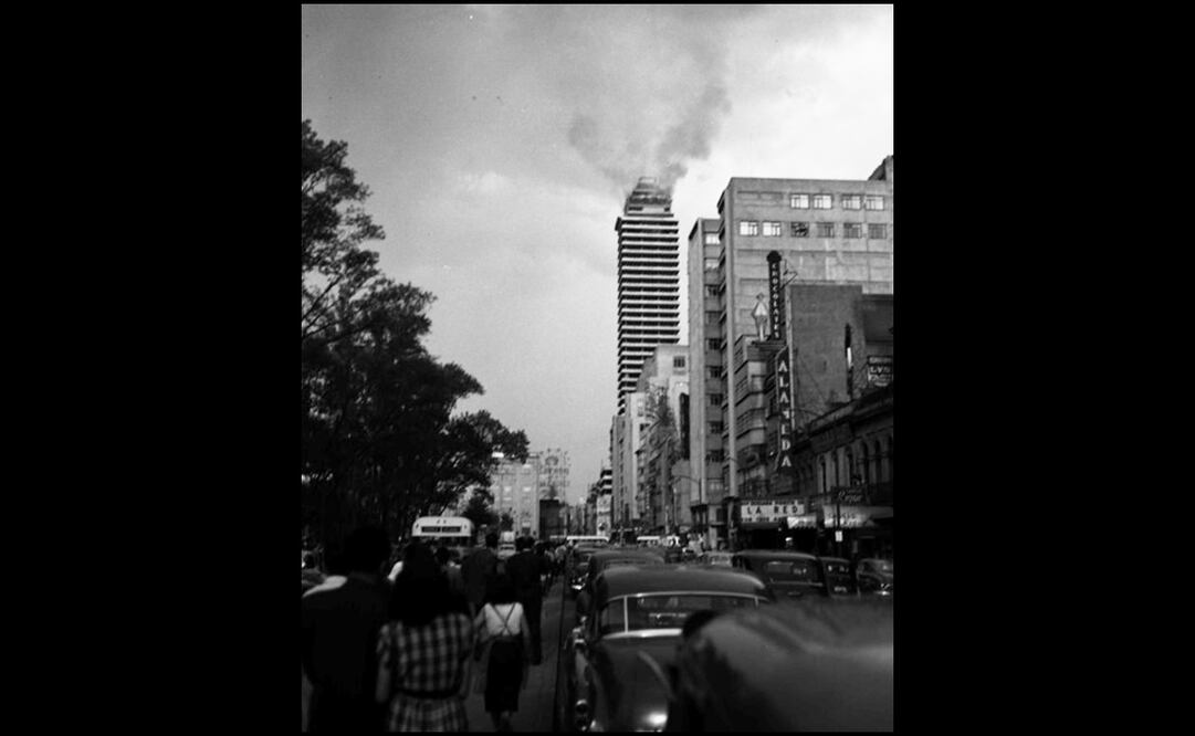 Multitud observa incendio en la Torre Latinoamericana. Foto: Colección Archivo Casasola - Fonoteca Nacional/ Mediateca INAH