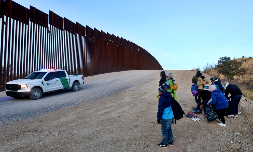 Migrantes se entregan a oficiales de la Border Patrol en Sásabe, Arizona, el 22 de enero de 2025. Foto: Valente Rosas/EL UNIVERSAL