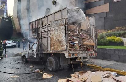 Así quedó una camioneta cargada con cartón tras incendiarse sobre Circuito Interior