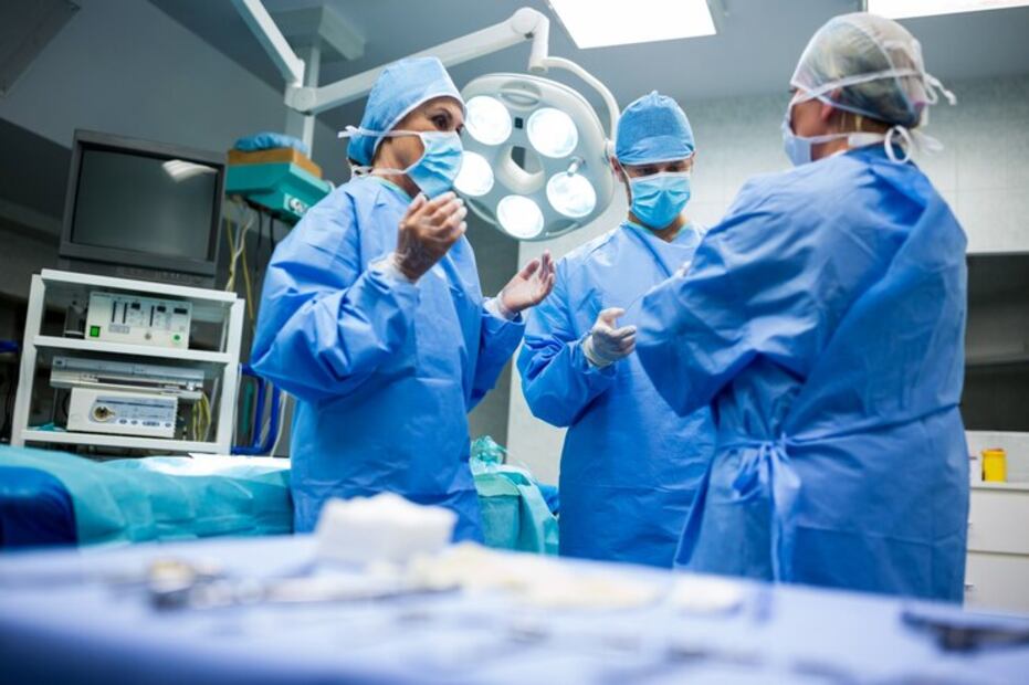 Dar más de 7.500 pasos diarios reduce el riesgo de complicaciones postoperatorias. Fuente:Freepik.