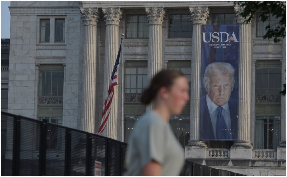Una mujer camina junto a una valla de seguridad instalada en el National Mall, durante los preparativos para un próximo desfile militar que conmemora el 250 aniversario del Ejército y coincide con el 79.º cumpleaños del presidente Donald Trump. Foto: AP