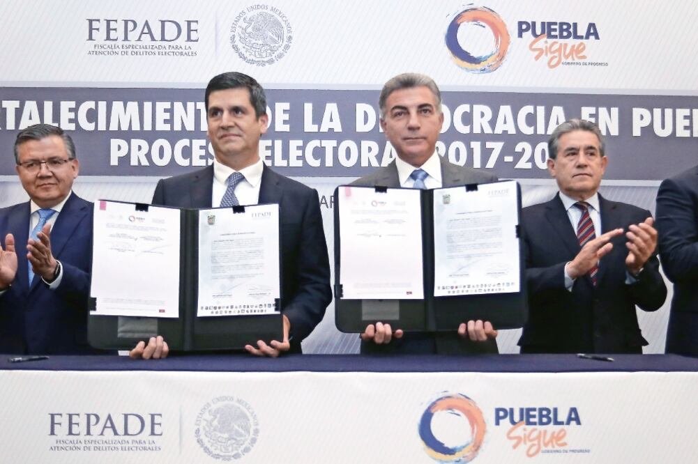 El gobernador de Puebla, Antonio Gali (tercero de izquierda a derecha) en la firma del convenio con la FEPADE 