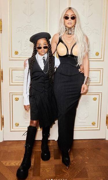North West, la hija de Kim Kardashian, se muestra ¡harta de los fotógrafos!