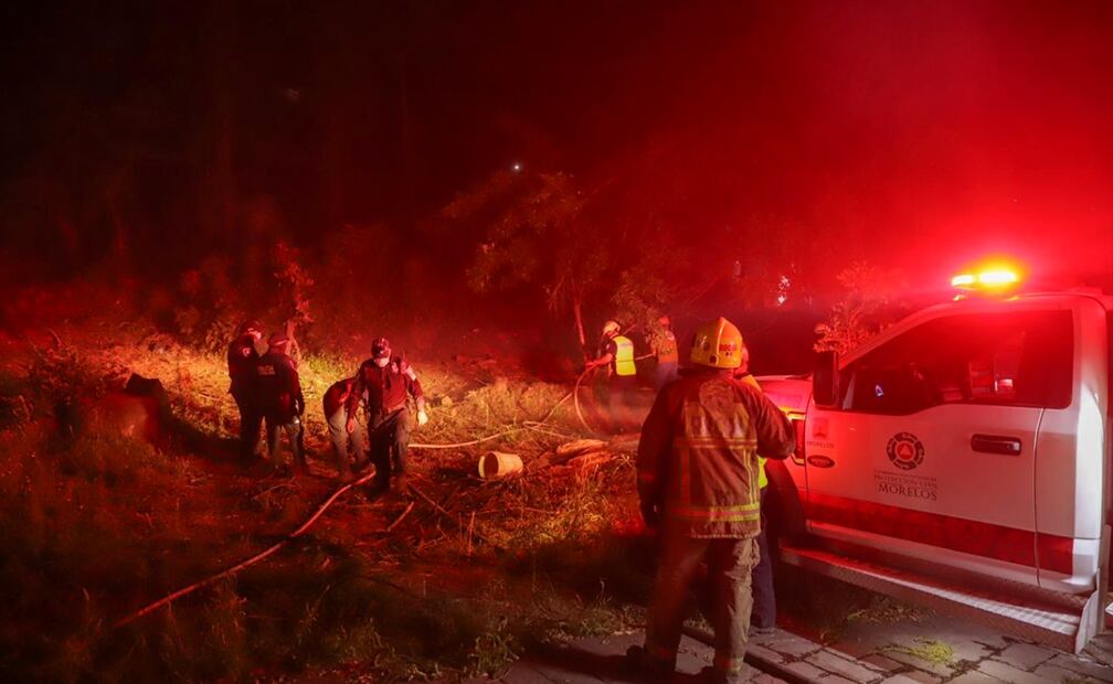 Imagen del incendio forestal en Tepoztlán que incrementó su intensidad debido a los fuertes vientos, el jueves 10 de abril de 2025, lo que provoca que la columna de humo se extienda hasta la zona metropolitana de Cuernavaca. Foto: cortesía CEPCEM