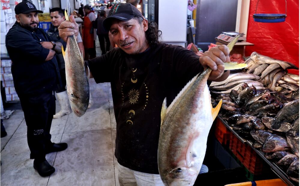 Comerciantes de La Nueva Viga están listos para la venta de pescados y mariscos a propósito de la época de Cuaresma, el 7 de marzo de 2025. Foto: Fernanda Rojas/EL UNIVERSAL