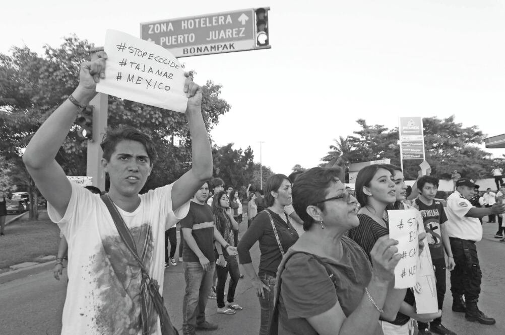 Activistas al protestar, el pasado 16 de enero, contra el Proyecto Malecón Tajamar, en Cancún, Quintana Roo, que pretende destruir 69 hectáreas de manglar para construir instalaciones residenciales, comerciales y de recreación (ARCHIVO EL UNIVERSAL) 