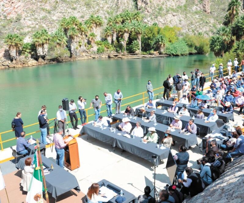 Diputados del Congreso local dieron su apoyo a los agricultores, productores y ganaderos que protestan en Chihuahua por la extracción de agua para pagar a Estados Unidos. Foto: ESPECIAL