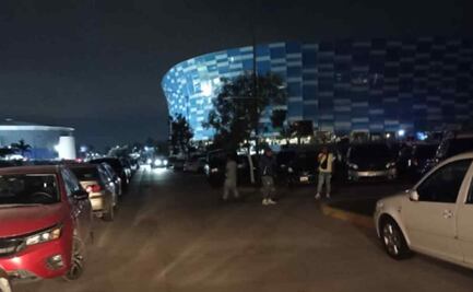 Franeleros golpean a familia por no pagarles 50 pesos de estacionamiento en estadio Hermanos Serdán en Puebla, VIDEO