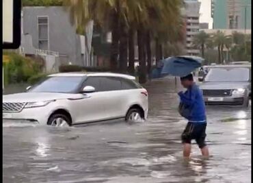 Fuertes lluvias azotan Emiratos Árabes; suben a 18 los muertos por inundaciones en Omán