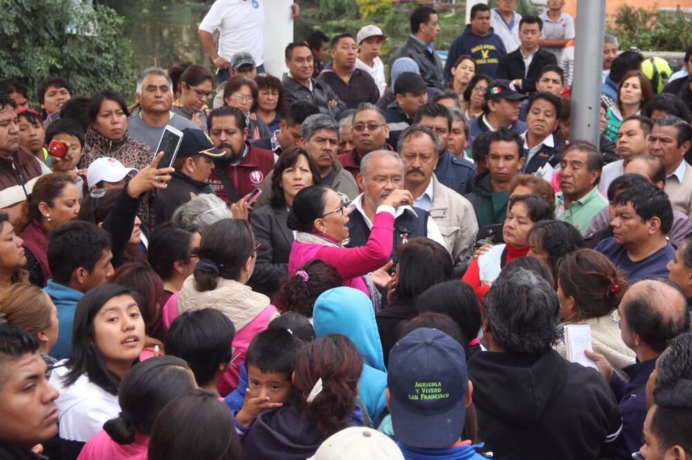 La titular de la Sederec, Rosa Icela Rodríguez realiza un recorrido por la delegación Xochimilco para realizar un conteo de los productores que se vieron afectados por la tromba (Foto: Cortesía Sederec)