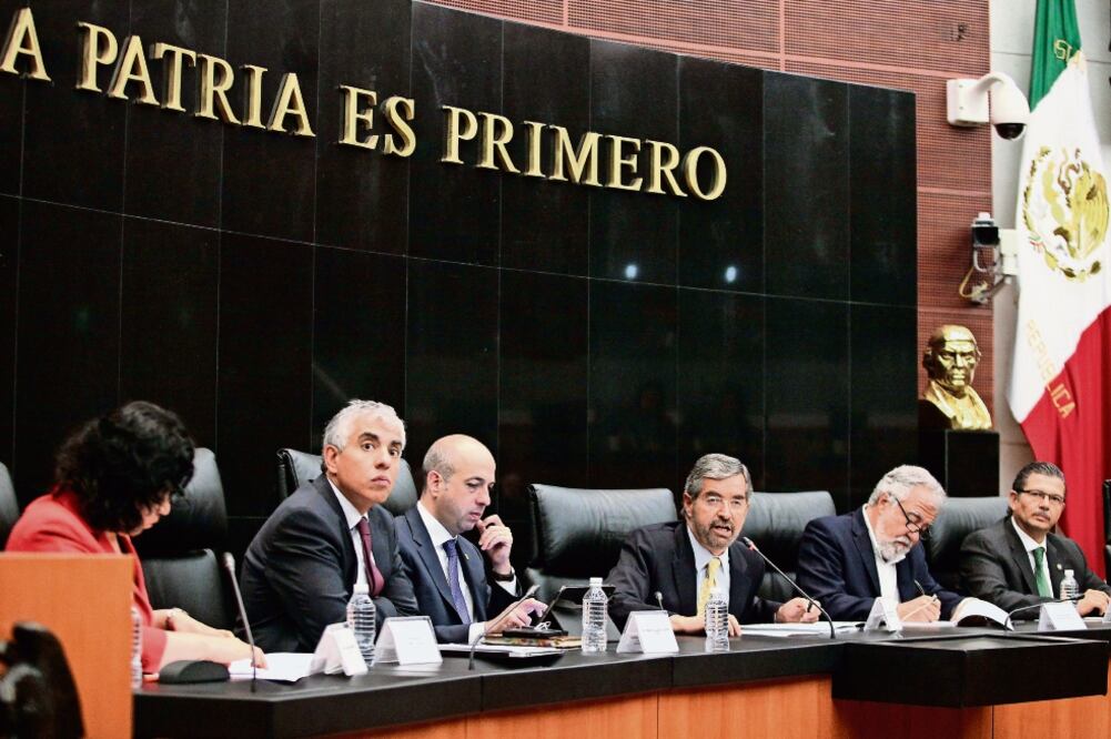 Juan Ramón de la Fuente (segundo de izq. a der.), coordinador del Consejo Consultivo Editorial de EL UNIVERSAL, moderó la mesa de diálogo “¿Por qué revisar el federalismo?" (LUCÍA GODÍNEZ. EL UNIVERSAL)