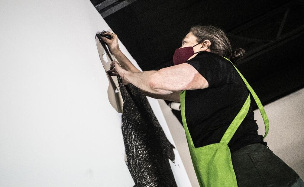Retratos de la pintora Magali Lara y su obra de la exposición Toda historia de amor es una historia de fantasmas. Foto: Germán Espinosa/EL UNIVERSAL.