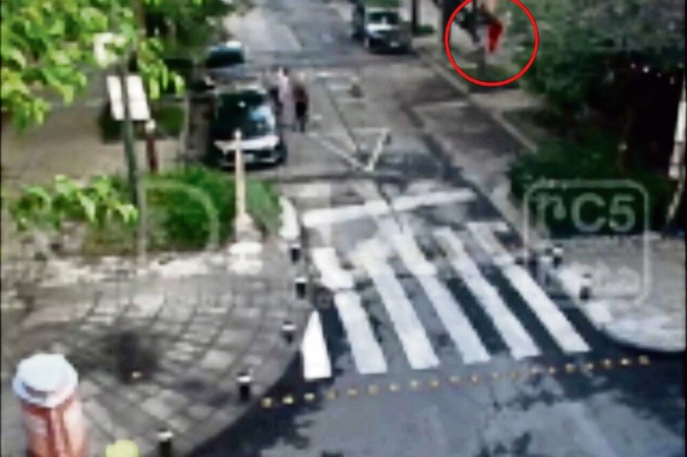 Cámaras del C5 captaron el momento en que Jesús Uzziel “N” agredía a la actriz y cantante en el cruce de Ámsterdam y Popocatépetl, en la Condesa (ESPECIAL)