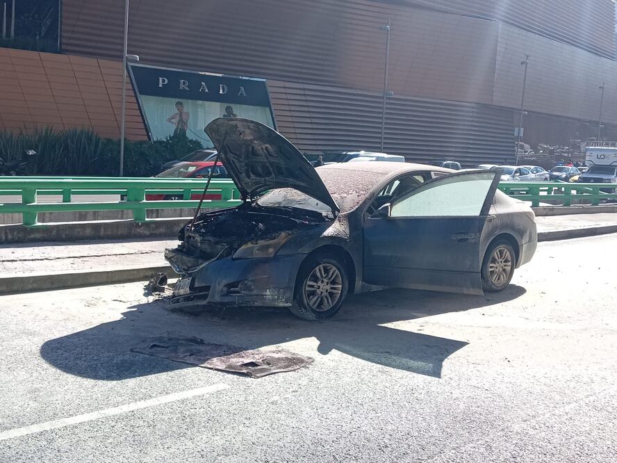 Un auto se incendió este jueves cuando circulaba en Periférico Sur. (Foto: especial)