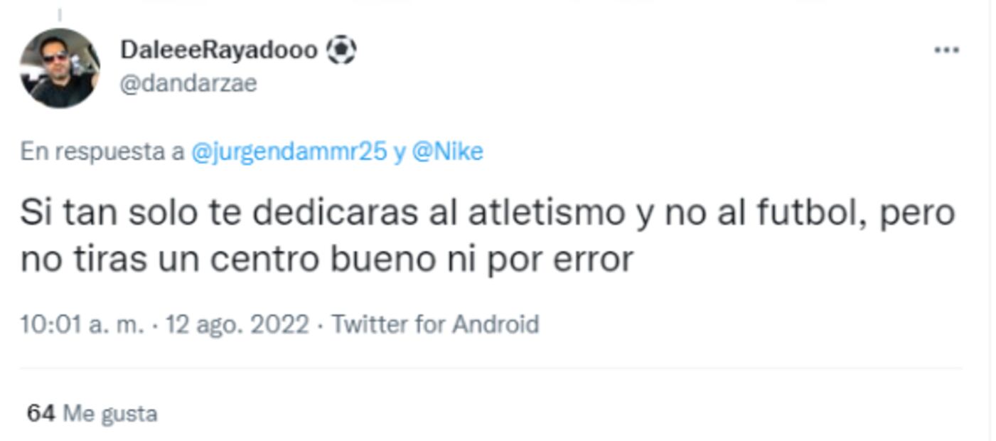 Jürgen Damm presume zapatos y la afición lo "bulea" y le pide mejor aprender a centrar