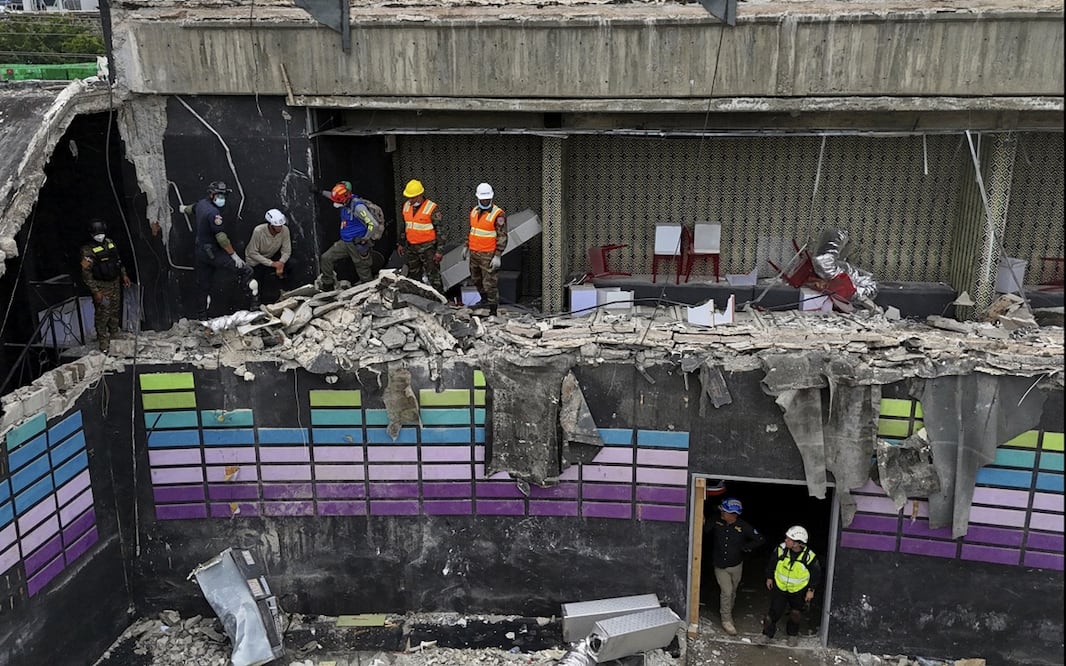 Rescatistas laboran en donde se encontraba la discoteca Jet Set días después de que su techo se derrumbara durante un concierto matando a más de 200 personas en Santo Domingo, República Dominicana, el jueves 10 de abril de 2025. Foto: AP