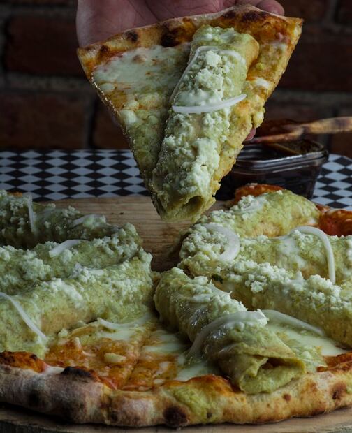 Crean pizza de enchiladas y se vuelve viral en redes sociales 