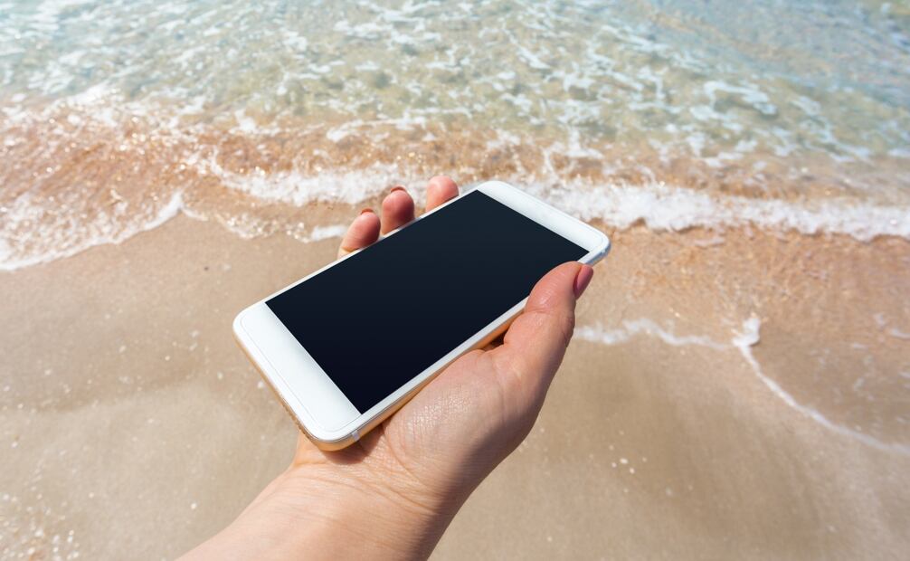 Invierte en una funda contra agua o de uso rudo para tu iPhone si visitas con frecuencia la playa. Foto: Freepik
