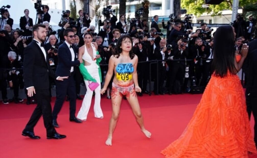 Mujer desnuda irrumpe la alfombra roja en Cannes con mensaje: "¡No nos violen!"